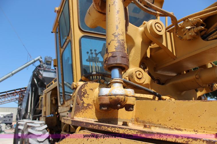 image for item I1563 1982 Caterpillar 140G motor grader