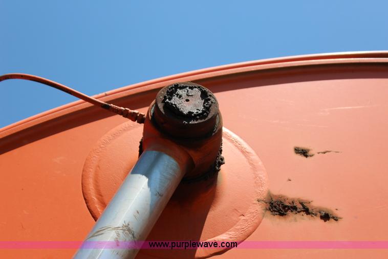 image for item I1565 2001 Hitachi EX200LC-5 excavator