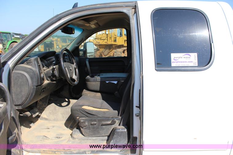 image for item I1571 2010 Chevrolet Silverado 2500HD Z71 Ext. Cab pickup truck