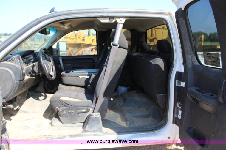 image for item I1571 2010 Chevrolet Silverado 2500HD Z71 Ext. Cab pickup truck