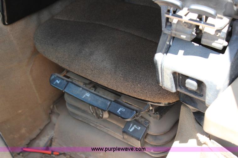 image for item I1583 2001 Caterpillar D6M LGP dozer