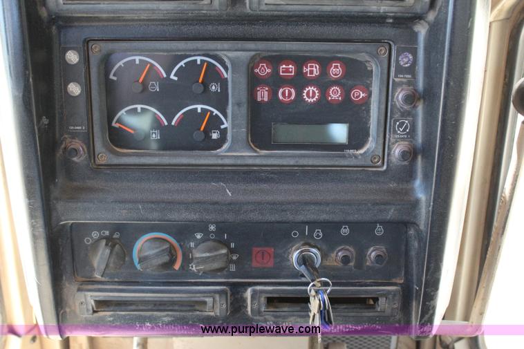 image for item I1583 2001 Caterpillar D6M LGP dozer