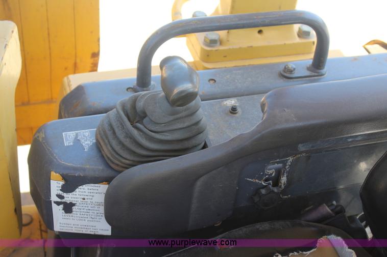 image for item I1586 2006 Komatsu D41P-6 pipelayer