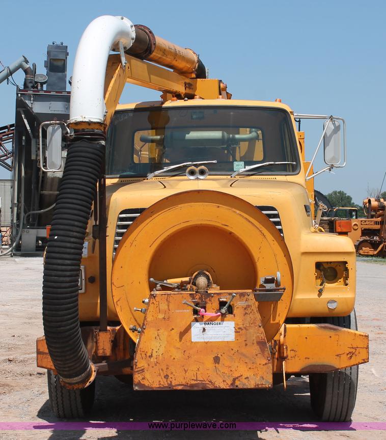 image for item I1592 1988 Ford L8000 vacuum truck