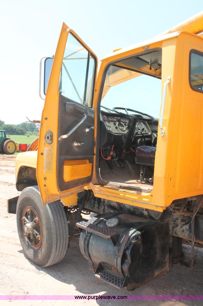 image for item I1592 1988 Ford L8000 vacuum truck