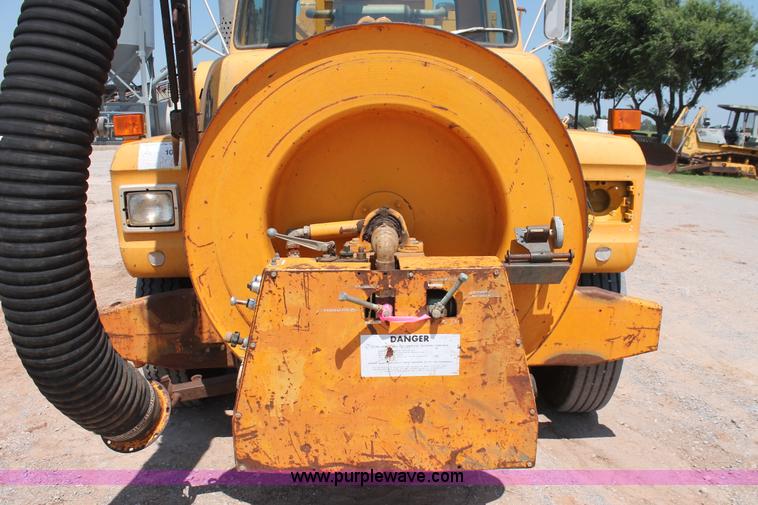 image for item I1592 1988 Ford L8000 vacuum truck