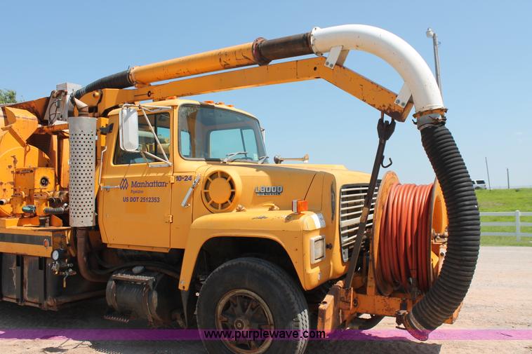 image for item I1592 1988 Ford L8000 vacuum truck