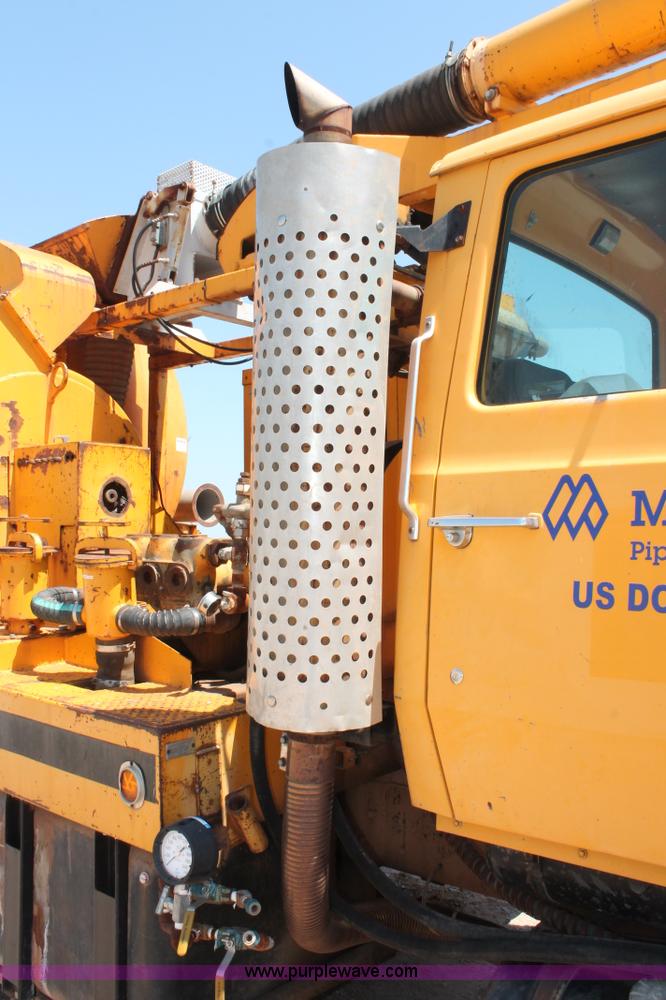 image for item I1592 1988 Ford L8000 vacuum truck