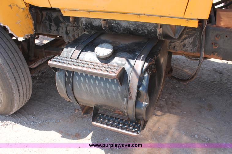 image for item I1592 1988 Ford L8000 vacuum truck