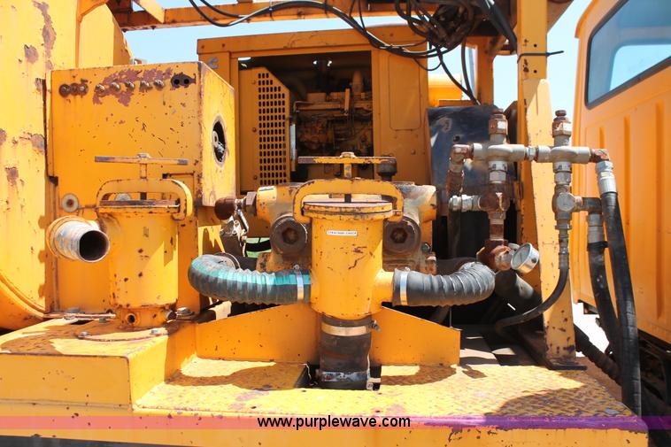 image for item I1592 1988 Ford L8000 vacuum truck