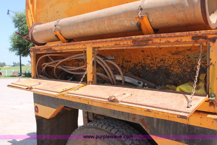 image for item I1592 1988 Ford L8000 vacuum truck