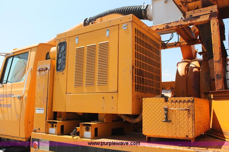 image for item I1592 1988 Ford L8000 vacuum truck