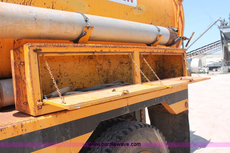 image for item I1592 1988 Ford L8000 vacuum truck