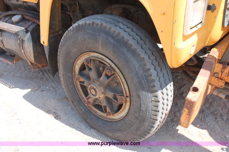 image for item I1592 1988 Ford L8000 vacuum truck