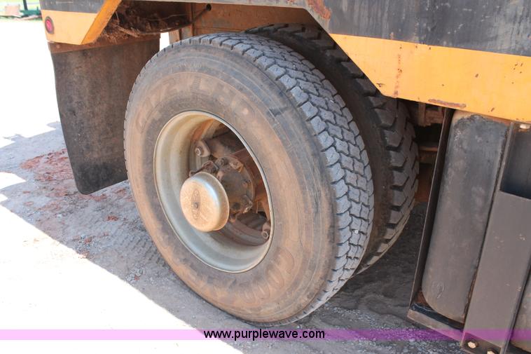 image for item I1592 1988 Ford L8000 vacuum truck