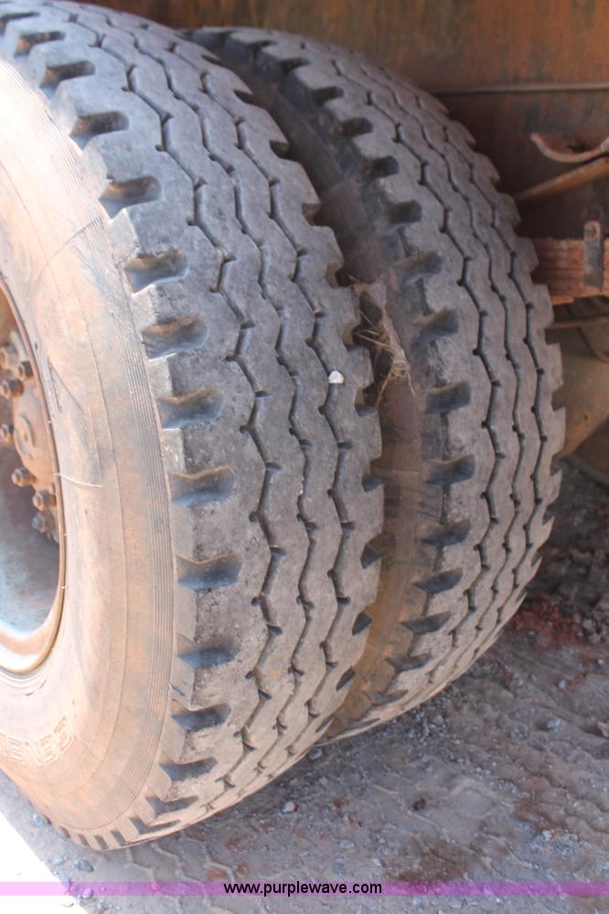 image for item I1592 1988 Ford L8000 vacuum truck