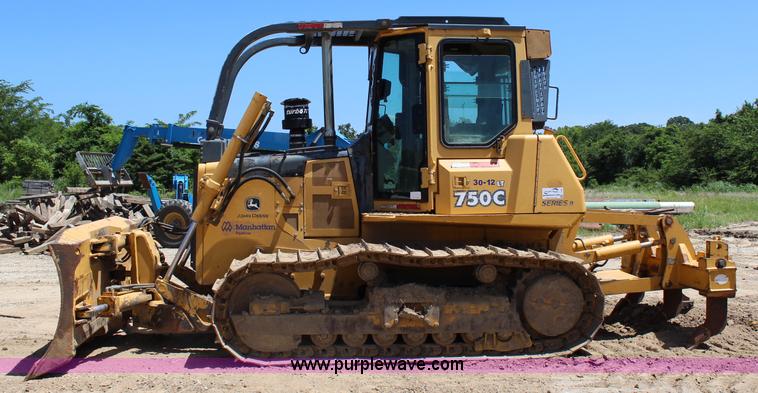image for item I1593 2004 John Deere 750C LT dozer