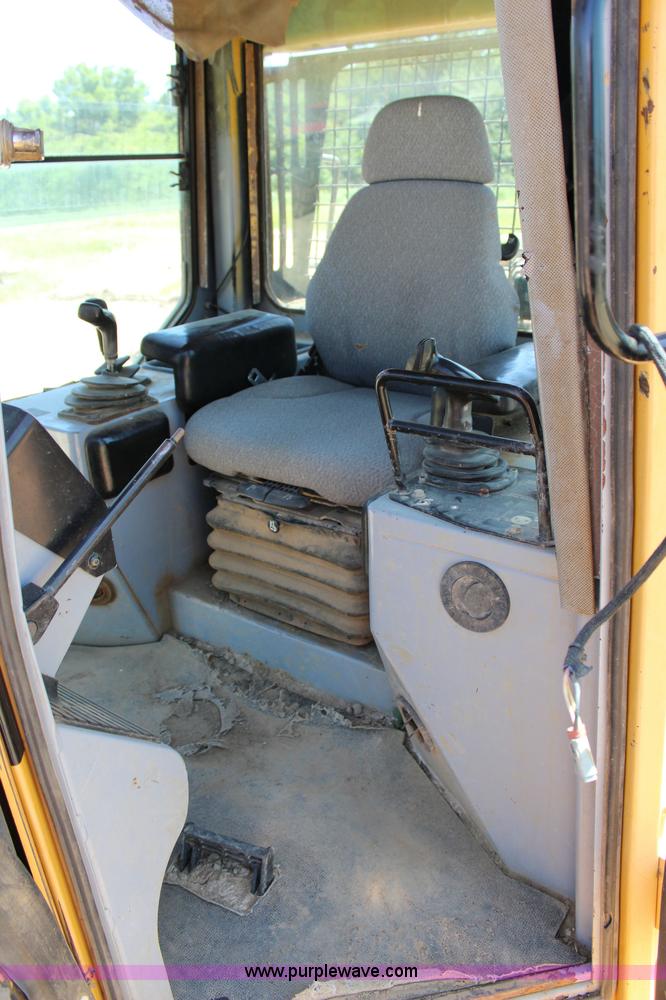 image for item I1593 2004 John Deere 750C LT dozer