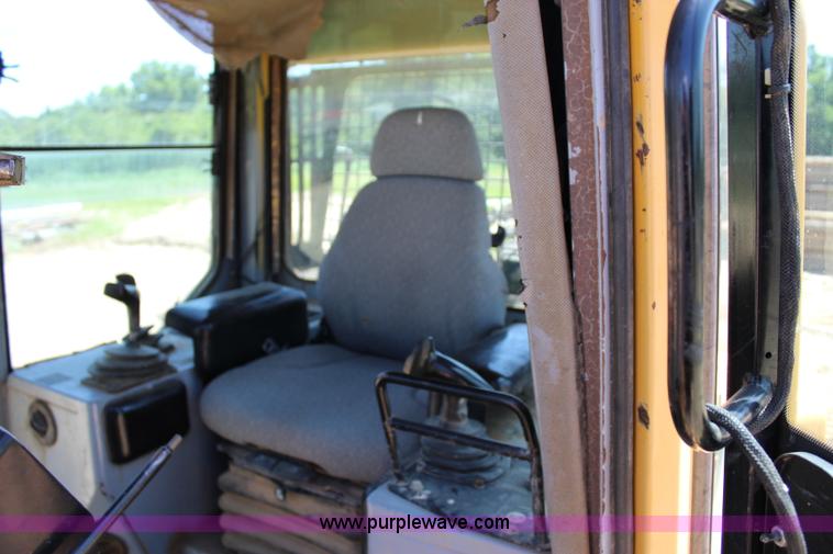 image for item I1593 2004 John Deere 750C LT dozer