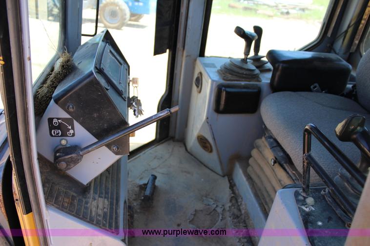 image for item I1593 2004 John Deere 750C LT dozer