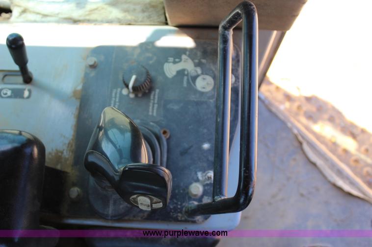 image for item I1593 2004 John Deere 750C LT dozer