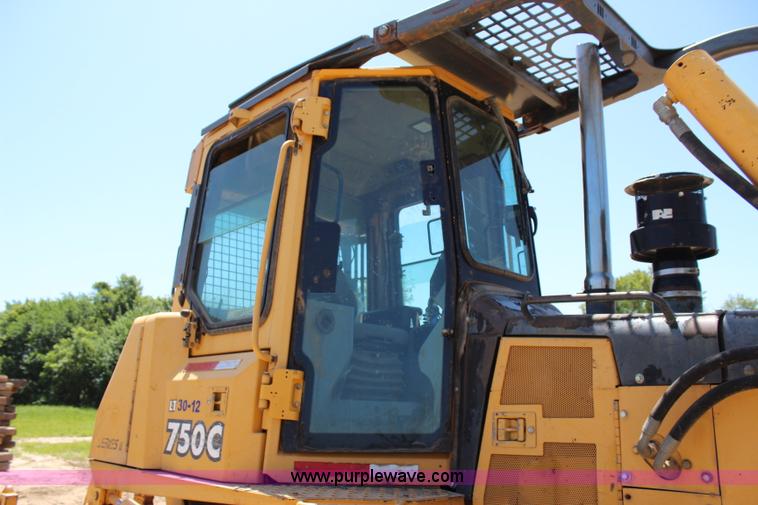 image for item I1593 2004 John Deere 750C LT dozer