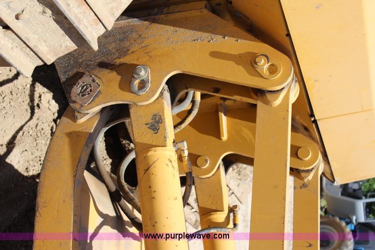 image for item I1593 2004 John Deere 750C LT dozer