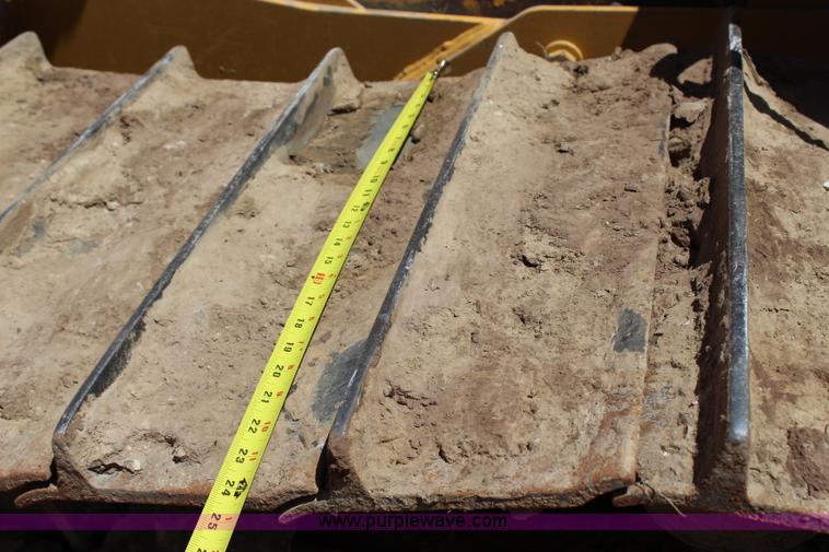 image for item I1593 2004 John Deere 750C LT dozer