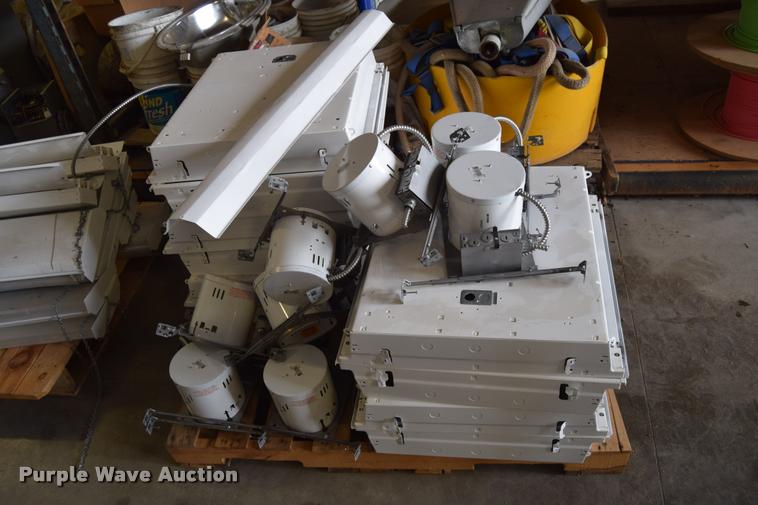 Approximately 14 light fixtures in Wichita, KS Item AQ9618 sold