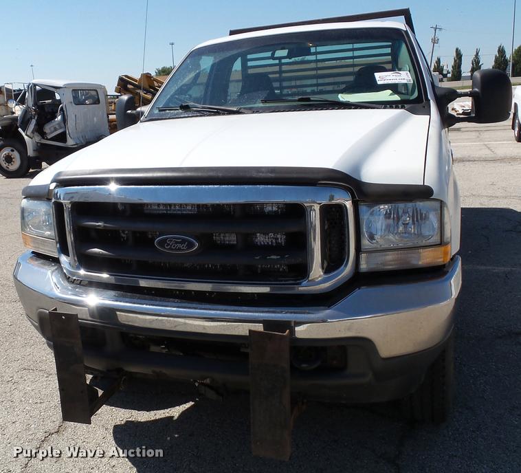 image for item J4792 2004 Ford F250 Super Duty XLT flatbed pickup truck