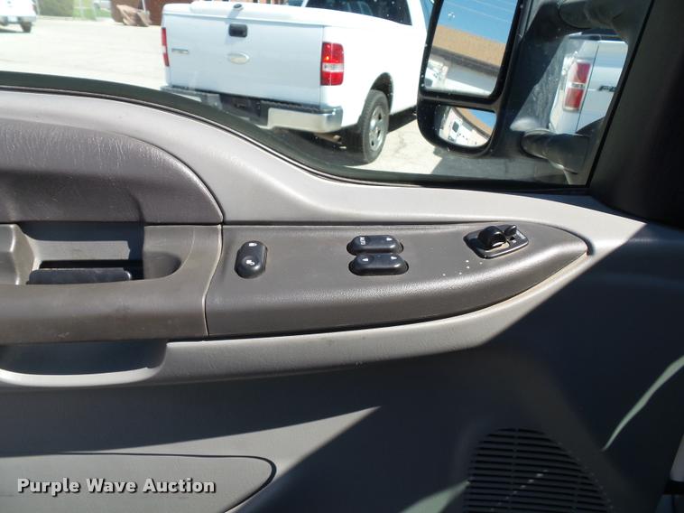 image for item J4792 2004 Ford F250 Super Duty XLT flatbed pickup truck