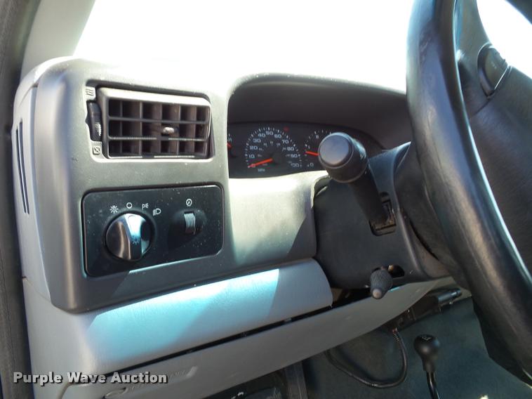 image for item J4792 2004 Ford F250 Super Duty XLT flatbed pickup truck