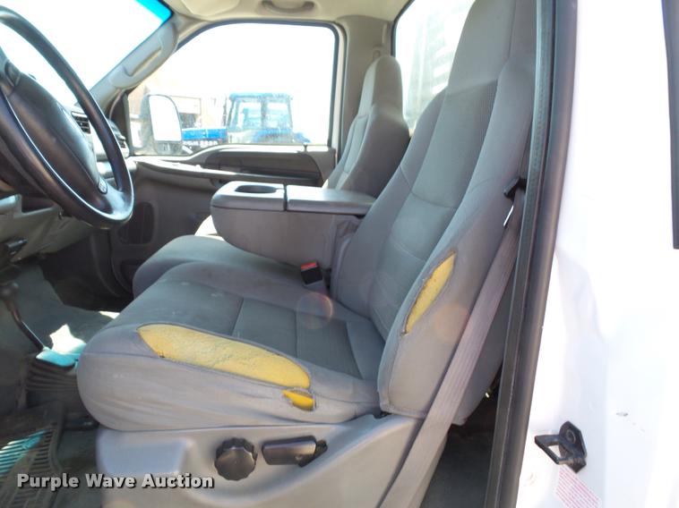 image for item J4792 2004 Ford F250 Super Duty XLT flatbed pickup truck