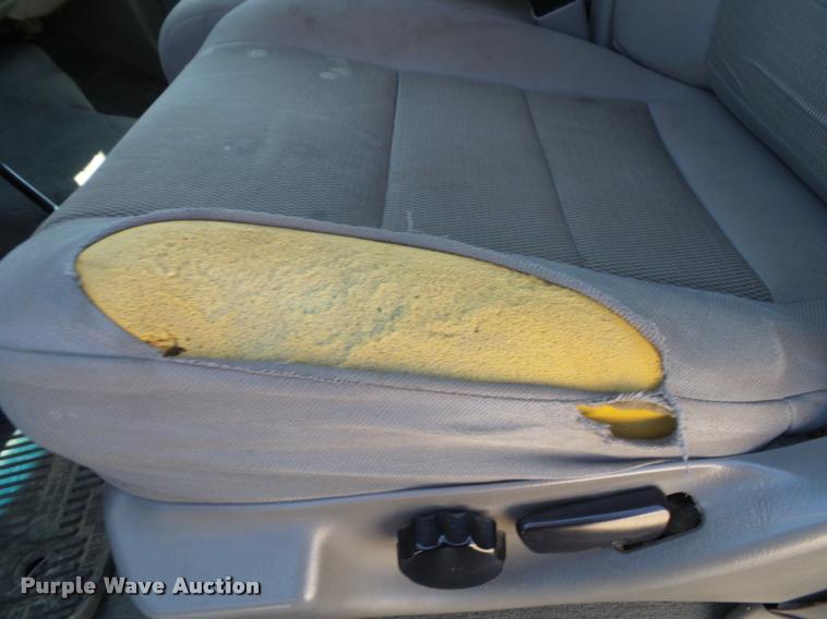 image for item J4792 2004 Ford F250 Super Duty XLT flatbed pickup truck