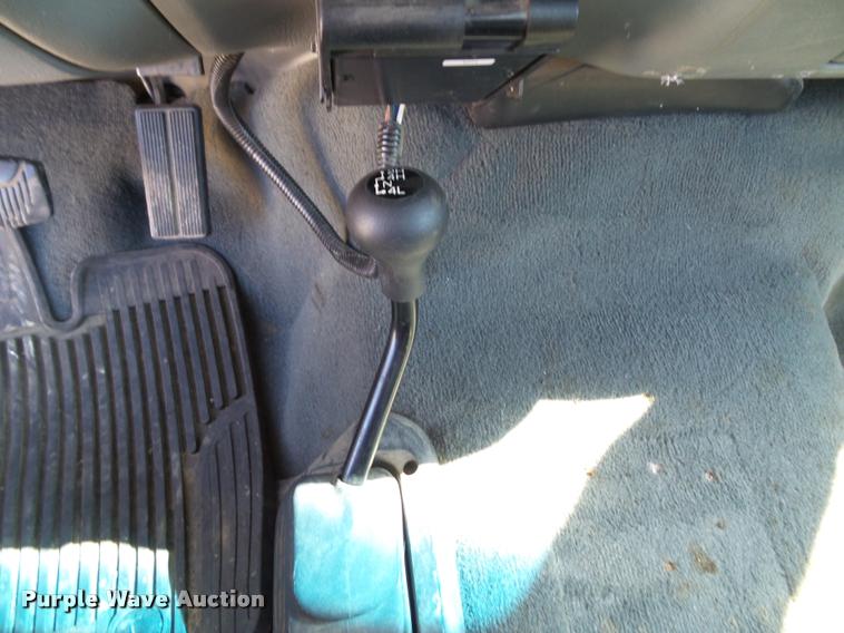 image for item J4792 2004 Ford F250 Super Duty XLT flatbed pickup truck