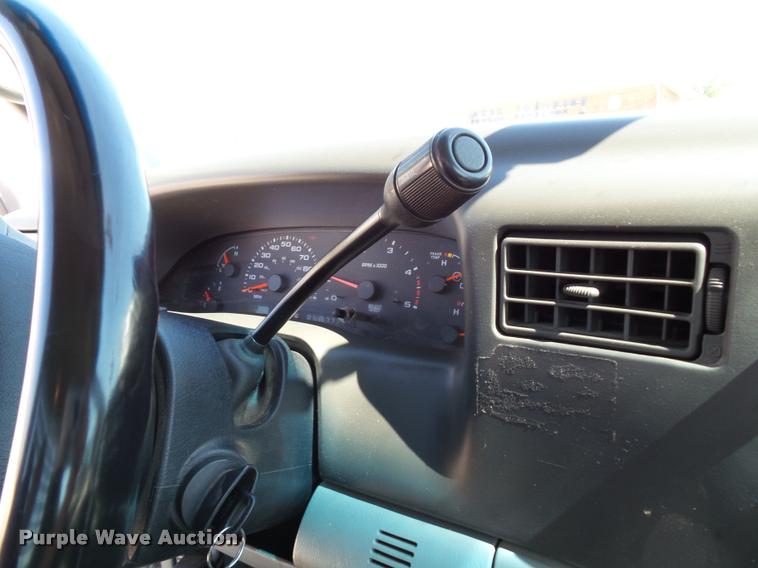 image for item J4792 2004 Ford F250 Super Duty XLT flatbed pickup truck