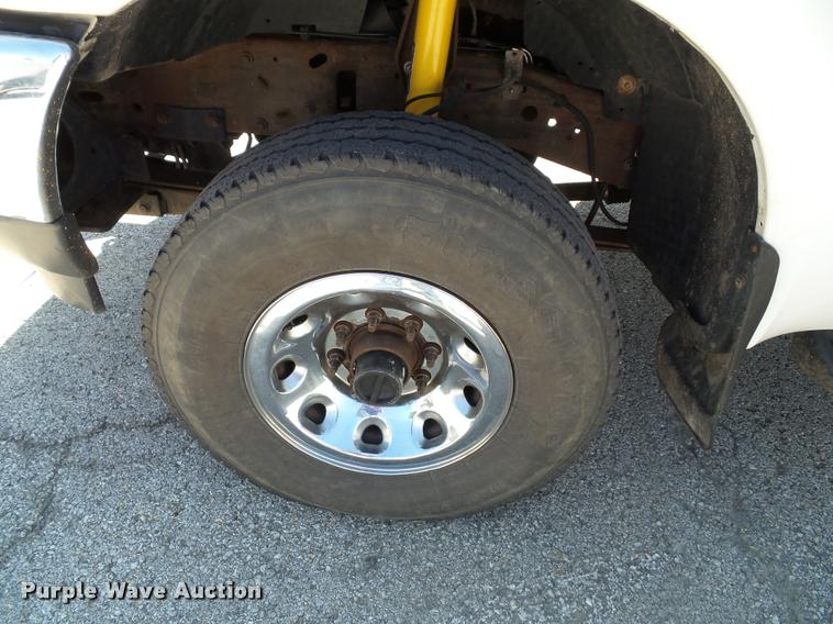 image for item J4792 2004 Ford F250 Super Duty XLT flatbed pickup truck