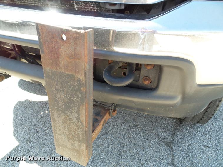 image for item J4792 2004 Ford F250 Super Duty XLT flatbed pickup truck