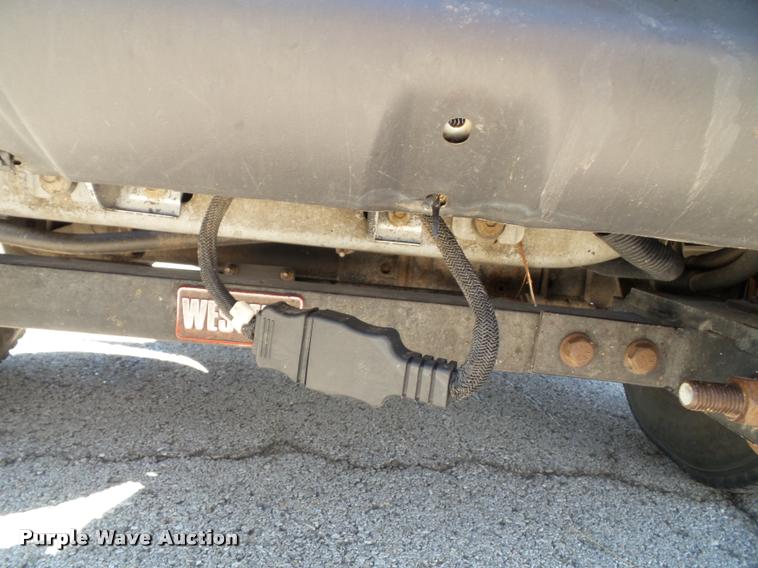 image for item J4792 2004 Ford F250 Super Duty XLT flatbed pickup truck