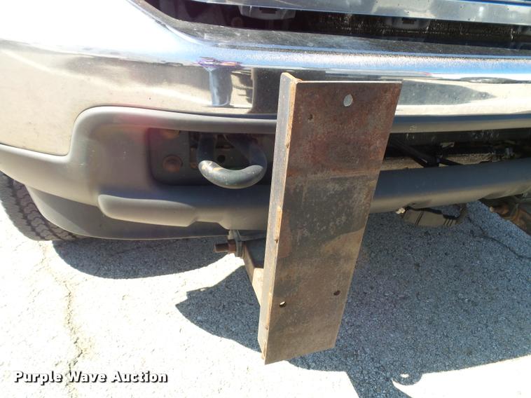 image for item J4792 2004 Ford F250 Super Duty XLT flatbed pickup truck