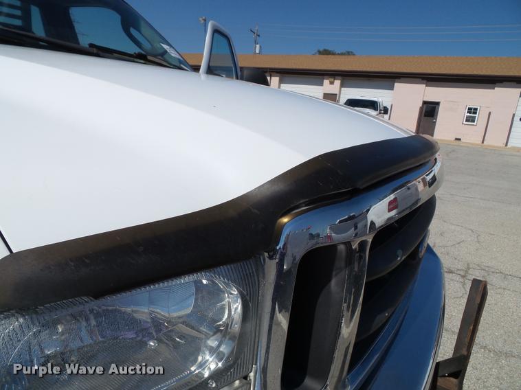 image for item J4792 2004 Ford F250 Super Duty XLT flatbed pickup truck