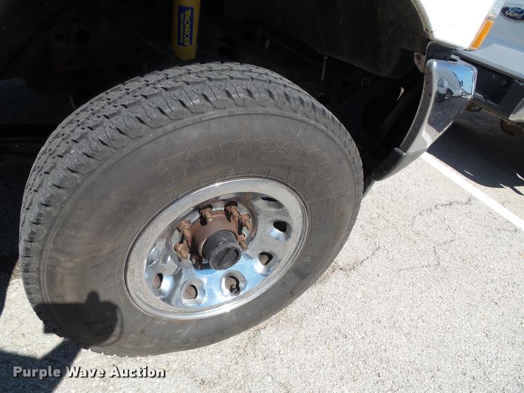 image for item J4792 2004 Ford F250 Super Duty XLT flatbed pickup truck