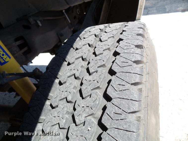 image for item J4792 2004 Ford F250 Super Duty XLT flatbed pickup truck