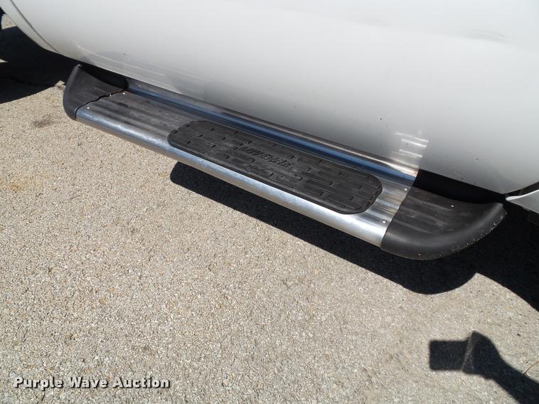 image for item J4792 2004 Ford F250 Super Duty XLT flatbed pickup truck