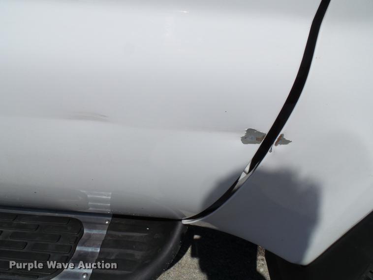 image for item J4792 2004 Ford F250 Super Duty XLT flatbed pickup truck