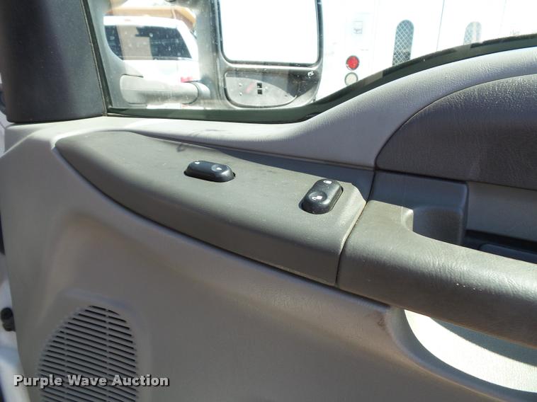 image for item J4792 2004 Ford F250 Super Duty XLT flatbed pickup truck