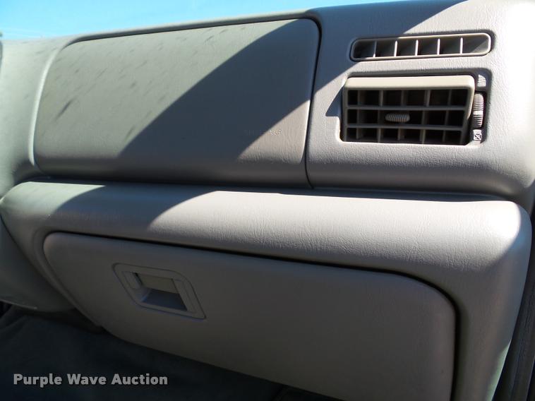 image for item J4792 2004 Ford F250 Super Duty XLT flatbed pickup truck