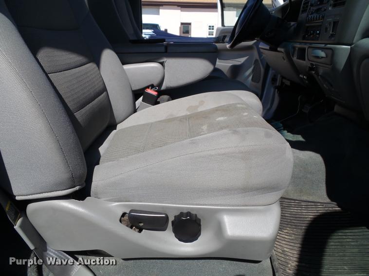 image for item J4792 2004 Ford F250 Super Duty XLT flatbed pickup truck