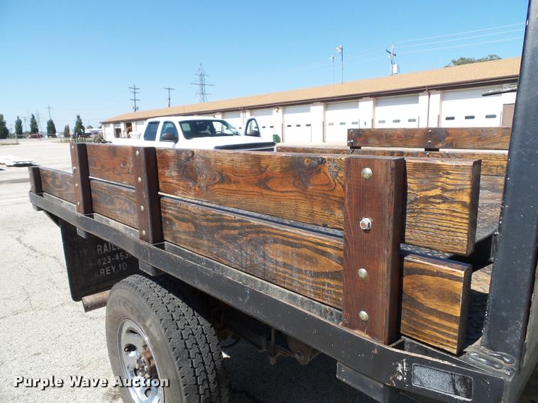 image for item J4792 2004 Ford F250 Super Duty XLT flatbed pickup truck