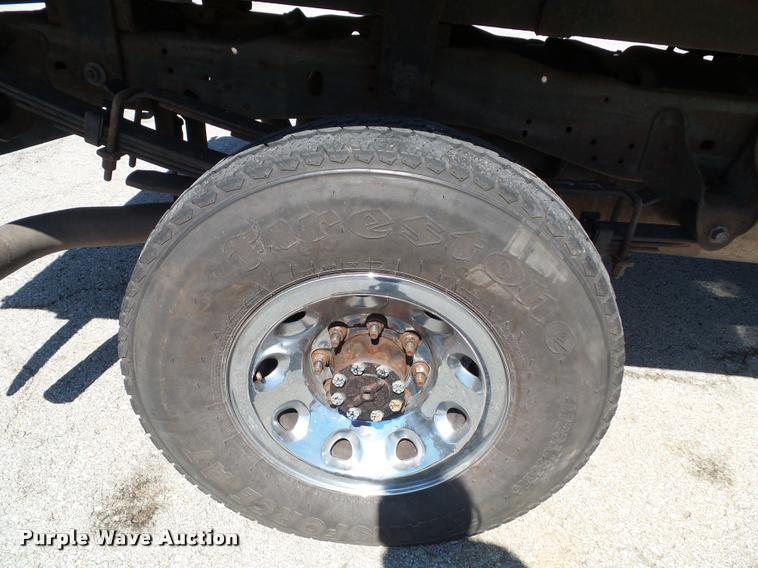 image for item J4792 2004 Ford F250 Super Duty XLT flatbed pickup truck